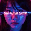 ピンクと青のネオンライトに照らされた女性の顔のクローズアップ。顔には「CODE YOUTUBE SUCCESS」の文字と、コードのような模様が投影されています。YouTubeチャンネルのデータ分析を自動化し、成功に導く方法を解説する記事のイメージ画像です。YouTube, データ分析, 自動化, Google Apps Script, プログラミング