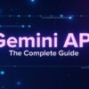 紫とピンクのネオンカラーで「Gemini API」と書かれたテキストが、暗い背景に浮かび上がっています。テキストの下には「The Complete Guide」という小さな白い文字が添えられています。背景には、青い光の粒子とデータのような数字の列が流れており、未来的な雰囲気を醸し出しています。Gemini API, Google AI, マルチモーダル, 大規模言語モデル