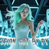 未来的な背景に立つミントグリーンの髪の女性とロボットアーム。「PRECISION CUT BY PYTHON」の文字は、記事で解説するPythonによる動画編集の自動化と精密なカット作業を象徴する。Python, 動画編集, 自動化, 精密加工